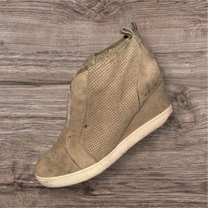 Ankle Boots / Wedge Sneakers